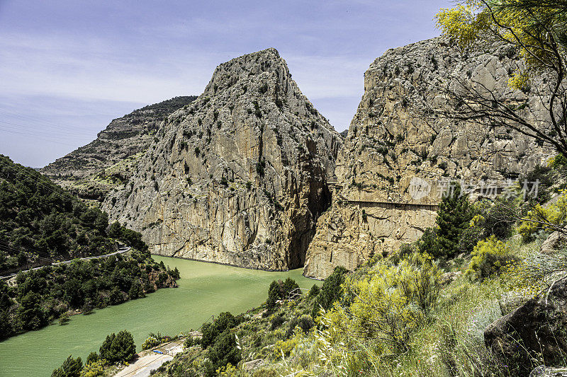 El Caminito del Rey(国王之路)从峡谷出来，接近徒步旅行的终点，Málaga，西班牙。